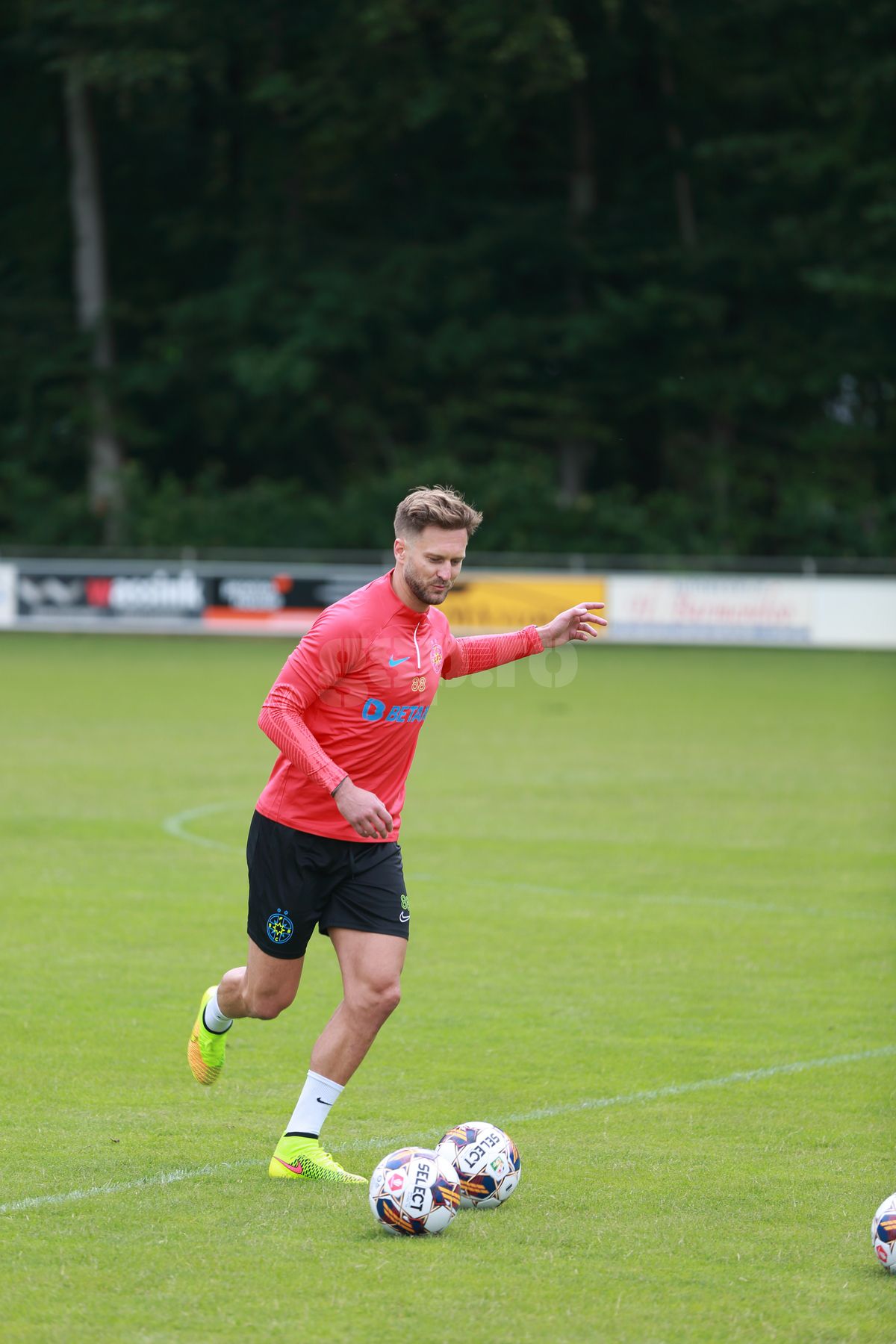 Una caldă, alta rece pentru FCSB: a ajuns Mihai Pintilii, dar întârzie Siyabonga Ngezana » Noua problemă care-l împiedică pe sud-african să se alăture bucureștenilor