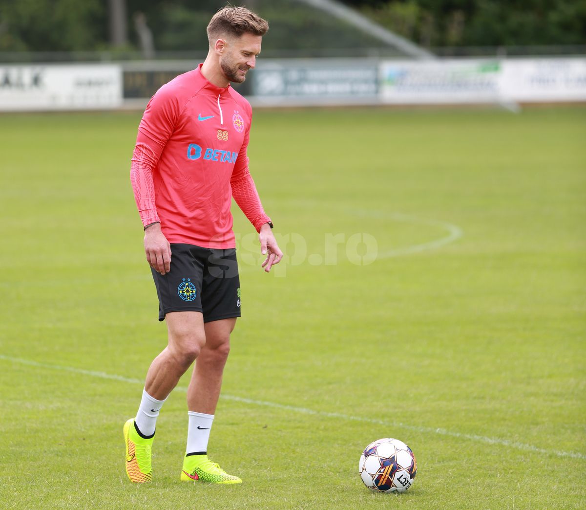 Una caldă, alta rece pentru FCSB: a ajuns Mihai Pintilii, dar întârzie Siyabonga Ngezana » Noua problemă care-l împiedică pe sud-african să se alăture bucureștenilor