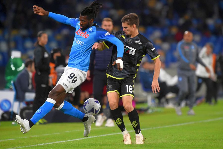 Răzvan Marin, aici în duel cu Anguissa de la Napoli, e aproape de un transfer definitiv la Empoli // Foto: Imago Președintele De Laurentiis atacă FIFA: „Eu îi plătesc și ei vin rupți! Compensații obligatorii și mercato special”