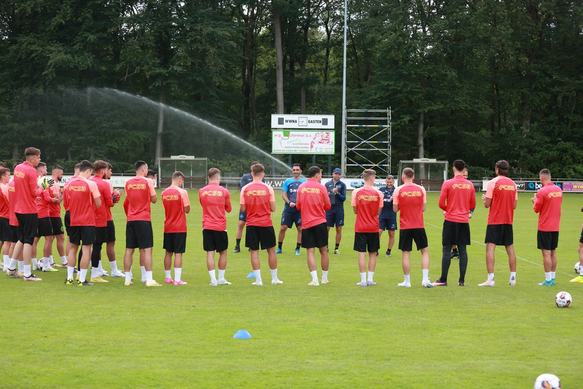 Una caldă, alta rece pentru FCSB: a ajuns Mihai Pintilii, dar întârzie Siyabonga Ngezana » Noua problemă care-l împiedică pe sud-african să se alăture bucureștenilor