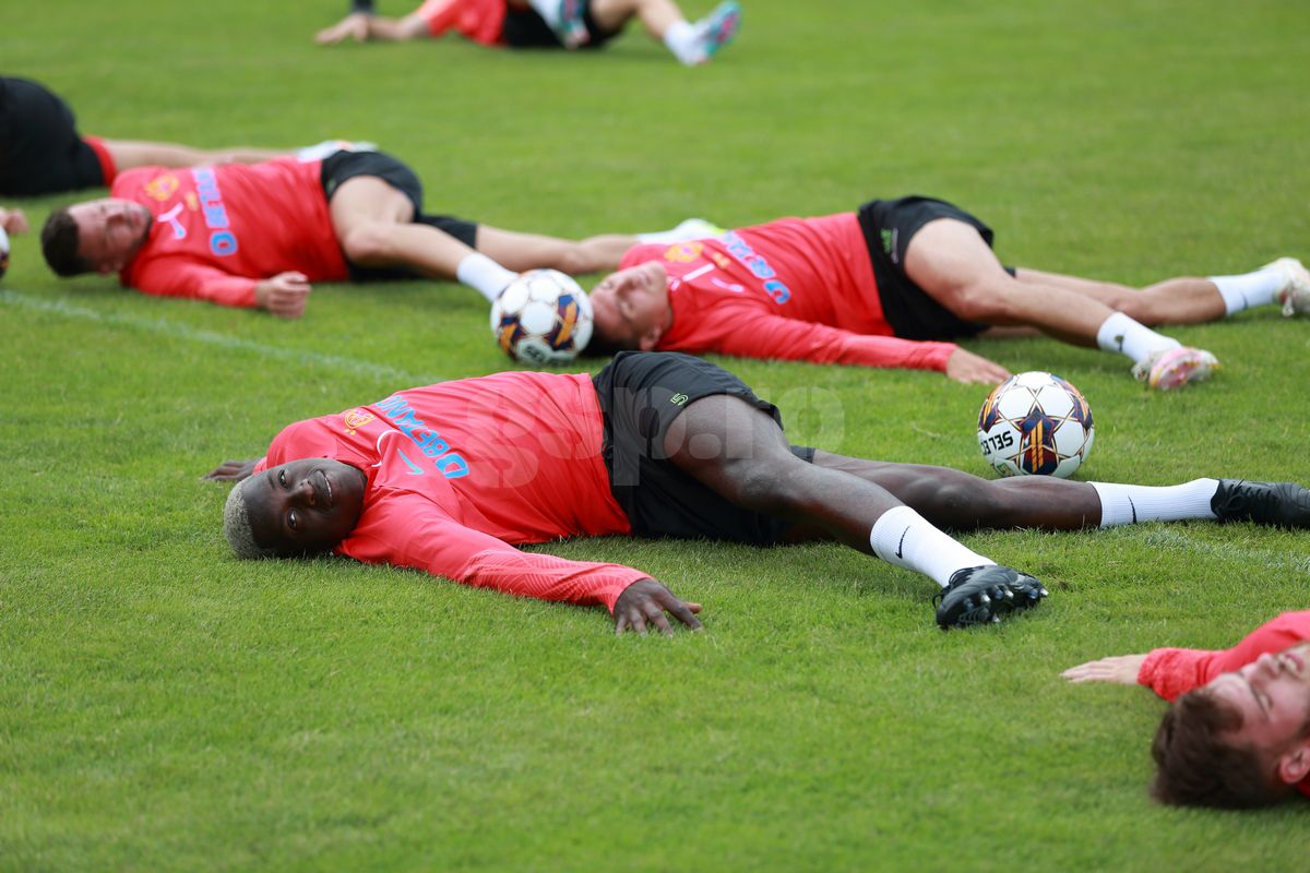 Una caldă, alta rece pentru FCSB: a ajuns Mihai Pintilii, dar întârzie Siyabonga Ngezana » Noua problemă care-l împiedică pe sud-african să se alăture bucureștenilor