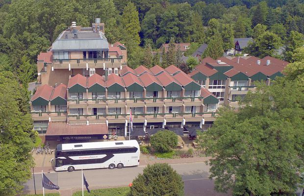 Se pregătesc în Paradisul Verde » Ce au găsit jucătorii de la FCSB în Apeldoorn: imagini spectaculoase filmate din dronă de GSP