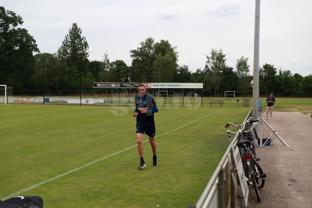 Una caldă, alta rece pentru FCSB: a ajuns Mihai Pintilii, dar întârzie Siyabonga Ngezana » Noua problemă care-l împiedică pe sud-african să se alăture bucureștenilor