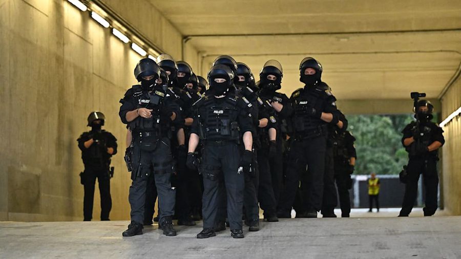Probleme de securitate la Berlin. Ce au putut să facă polițiștii pe stadion!