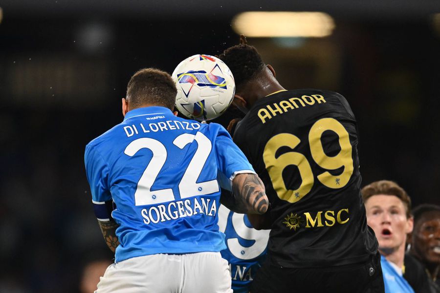 Honest Ahanor, într-un duel aerian cu Giovanni Di Lorenzo, la egalul reușit de Genoa (2-2) la Napoli / Foto: Imago Milan și Atalanta își dispută „perla” lui Dan Șucu » Cât cere patronul lui Genoa în schimbul puștiului rossoblu!