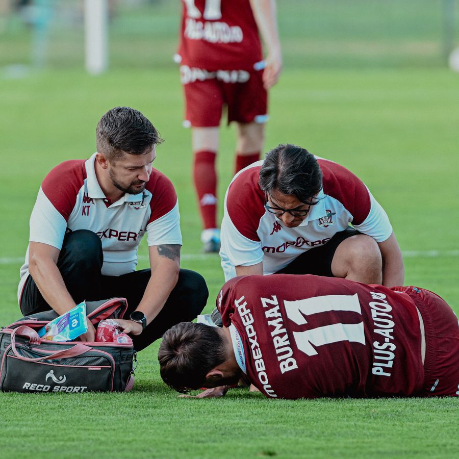 Accidentare gravă și an încheiat pentru Borisav Burmaz. FOTO: Facebook @FC Rapid 1923 2025 ÎNCHEIAT pentru titularul de la Rapid: „Suntem alături de tine!”