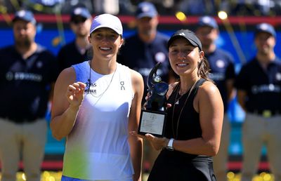 Iga Swiatek, învinsă în prima ei finală disputată pe iarbă » Replici spumoase cu Jessica Pegula la festivitatea de premiere