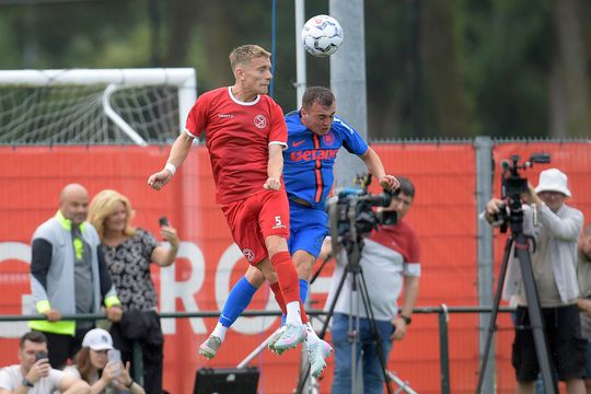 Mihai Toma, jucând pe o poziție străină lui // foto: Dennis Bresser via Facebook FCSB