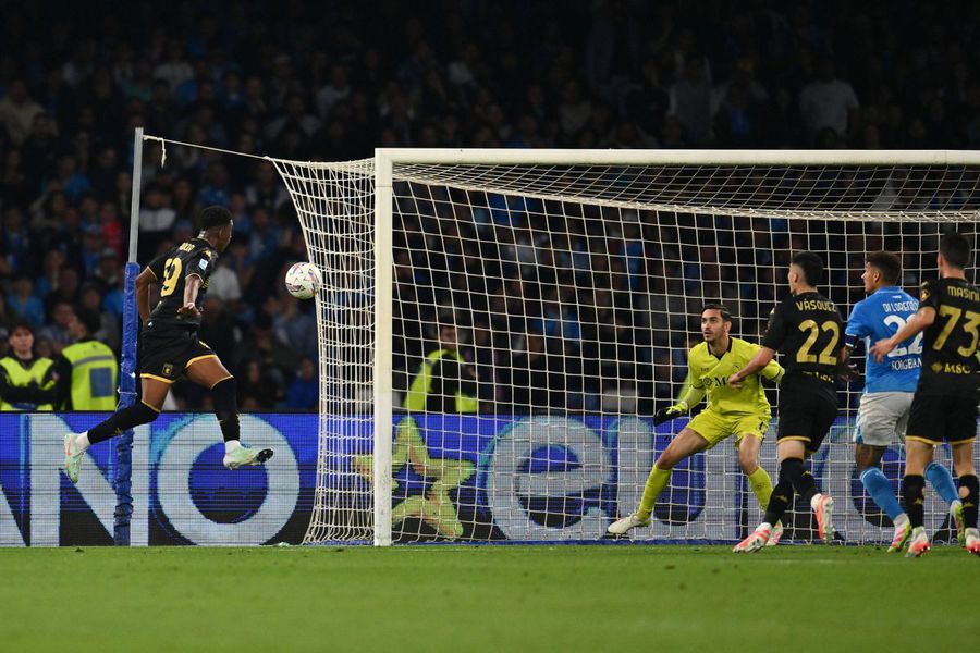 Honest Ahanor reia cu capul și mingea nu poate fi apărată de Alex Meret, în Napoli - Genoa 2-2 / Foto: Imago Milan și Atalanta își dispută „perla” lui Dan Șucu » Cât cere patronul lui Genoa în schimbul puștiului rossoblu!