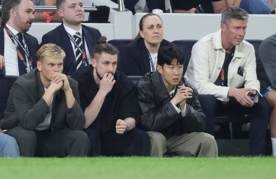 Radu Drăgușin, privind de pe banca de rezerve alături de Son Heung-Min, la meciul lui Tottenham cu Bodo/Glimt din semifinalele Europa League / Foto: Imago Verdict pentru Drăgușin după înlocuirea antrenorului: „Nu-i va fi mai ușor la Tottenham. Este singura soluție!”