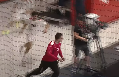 Scene nemaipomenite în semifinala CM de handbal U21 » Și-a calificat echipa în finală, în ultima secundă, apoi a luat-o la fugă prin tribune