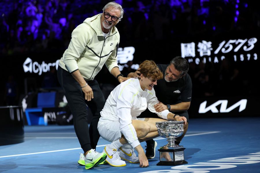 Jannik Sinner între Marco Panichi și Ulises Badio la Australian Open Foto: Guliver/GettyImages Jannik Sinner despre despărțirea de doi membri ai echipei sale: „Nu s-a întâmplat nimic major, am decis să fac ceva diferit”