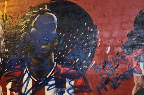 „Șobolan” » Pictura fotbalistului dorit insistent de Barcelona a fost vandalizată