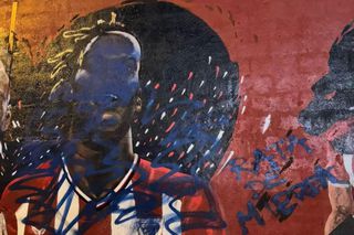 „Șobolan” » Pictura fotbalistului dorit insistent de Barcelona a fost vandalizată