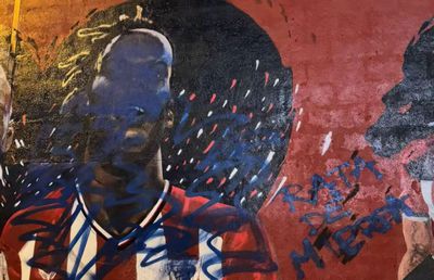 „Șobolan” » Pictura fotbalistului dorit insistent de Barcelona a fost vandalizată