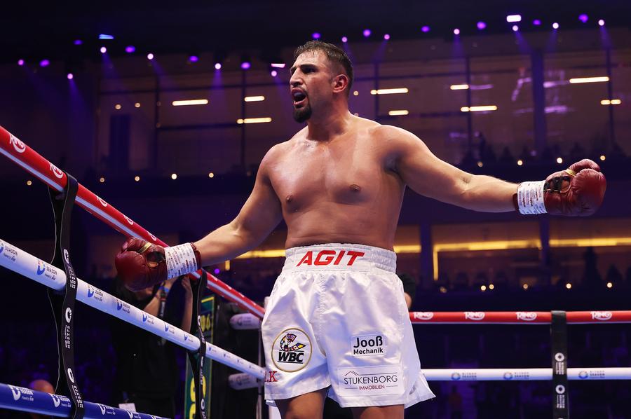 Moment istoric în box! Oleksandr Usyk a renunțat la centurile sale, provocând o situație nemaivăzută de 94 de ani