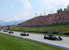 Luptă acerbă în Marele Premiu al Austriei! George Russell a intrat la boxe, Max Verstappen e primul