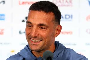 Cum a comentat Scaloni imaginea virală cu Leo Messi din timpul meciului Argentina - Iordania » A stârnit hohote de râs la conferință