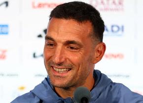 Cum a comentat Scaloni imaginea virală cu Leo Messi din timpul meciului Argentina - Iordania » A stârnit hohote de râs la conferință