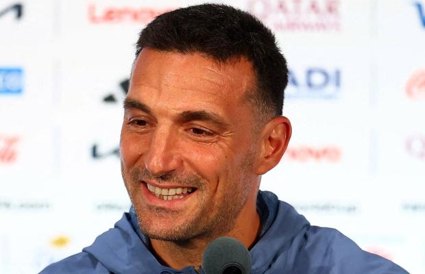 Cum a comentat Scaloni imaginea virală cu Leo Messi din timpul meciului Argentina - Iordania » A stârnit hohote de râs la conferință