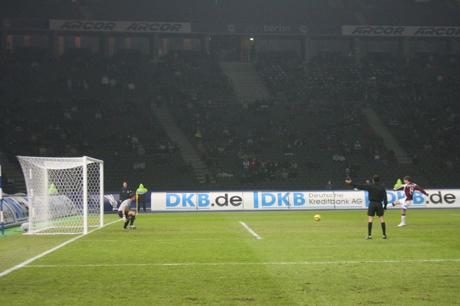 Vali Negru transformă penaltyul din meciul cu Hertha Vali Negru transformă penaltyul din meciul cu Hertha