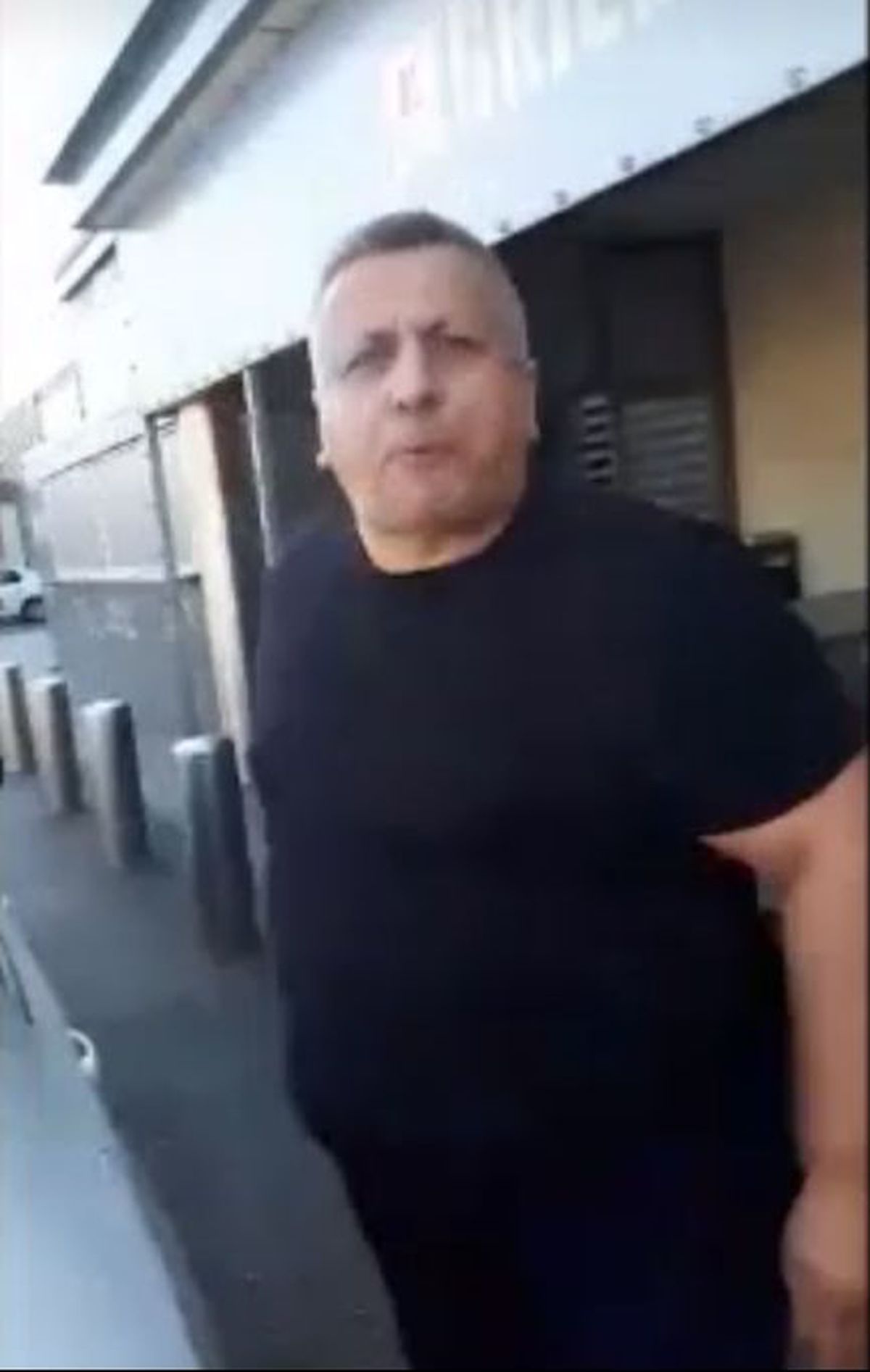 FOTO Incident grav la un hypermarket din București: un agent de pază a scuipat un client, după ce acesta i-a atras atenția că nu poartă mască