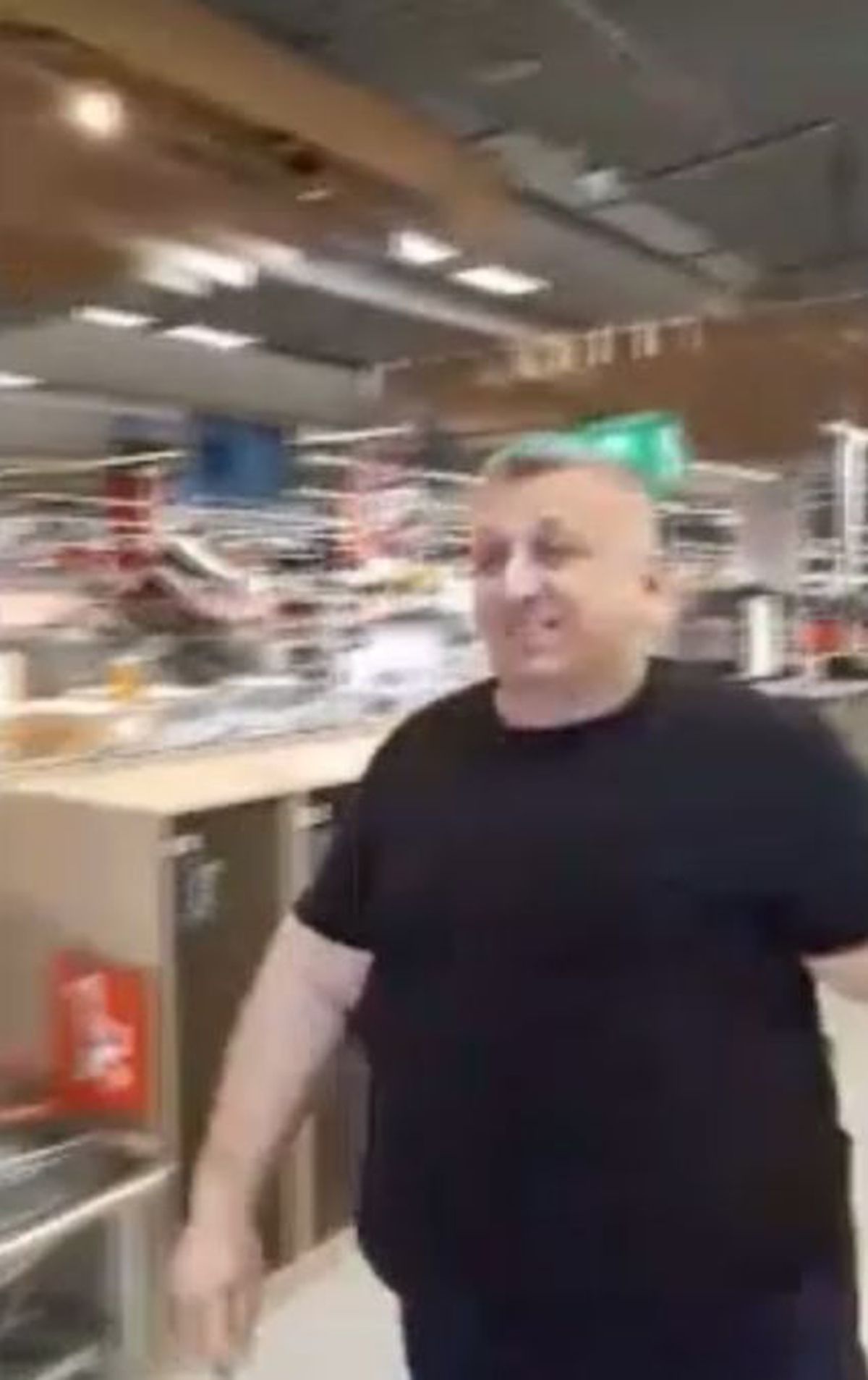 FOTO Incident grav la un hypermarket din București: un agent de pază a scuipat un client, după ce acesta i-a atras atenția că nu poartă mască