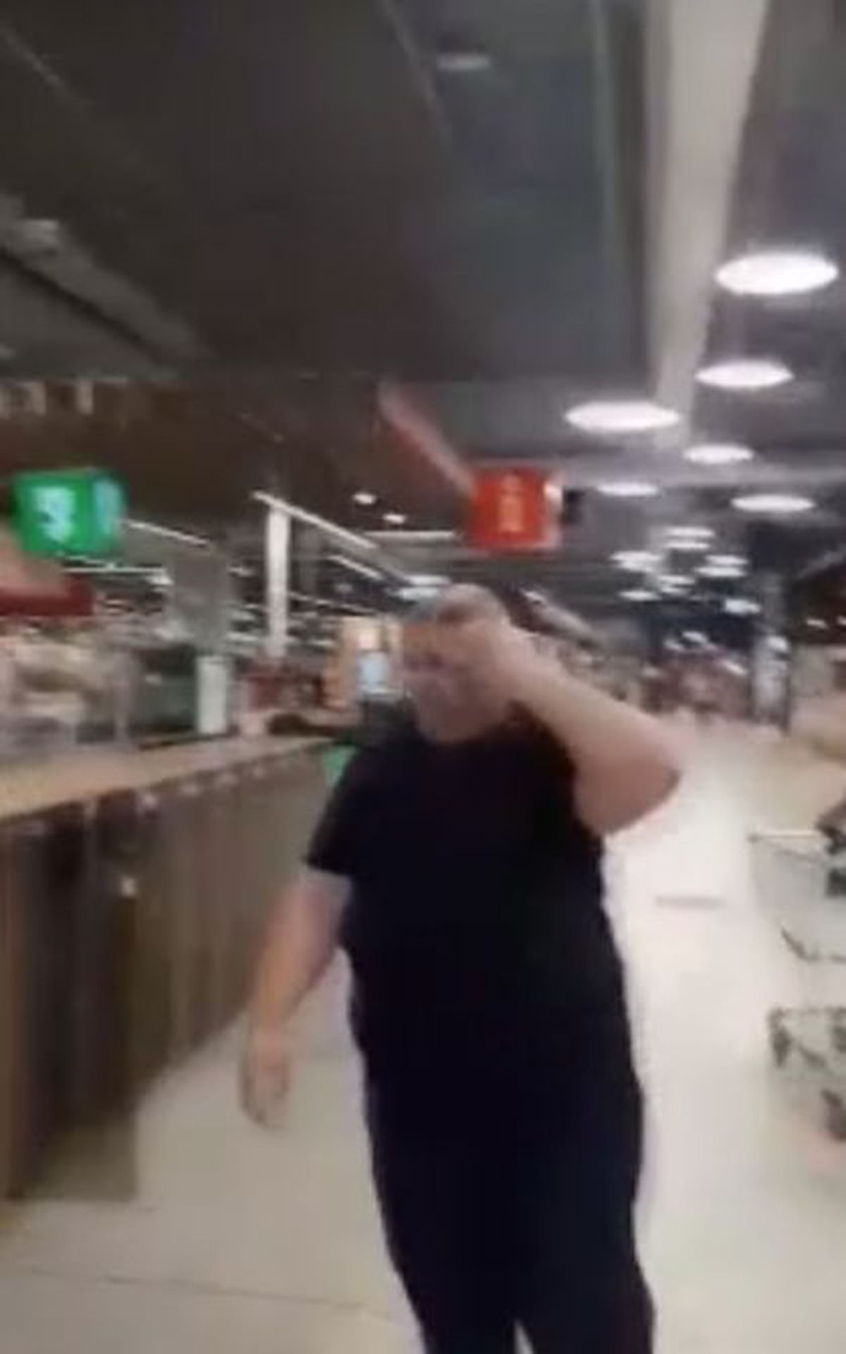 FOTO Incident grav la un hypermarket din București: un agent de pază a scuipat un client, după ce acesta i-a atras atenția că nu poartă mască