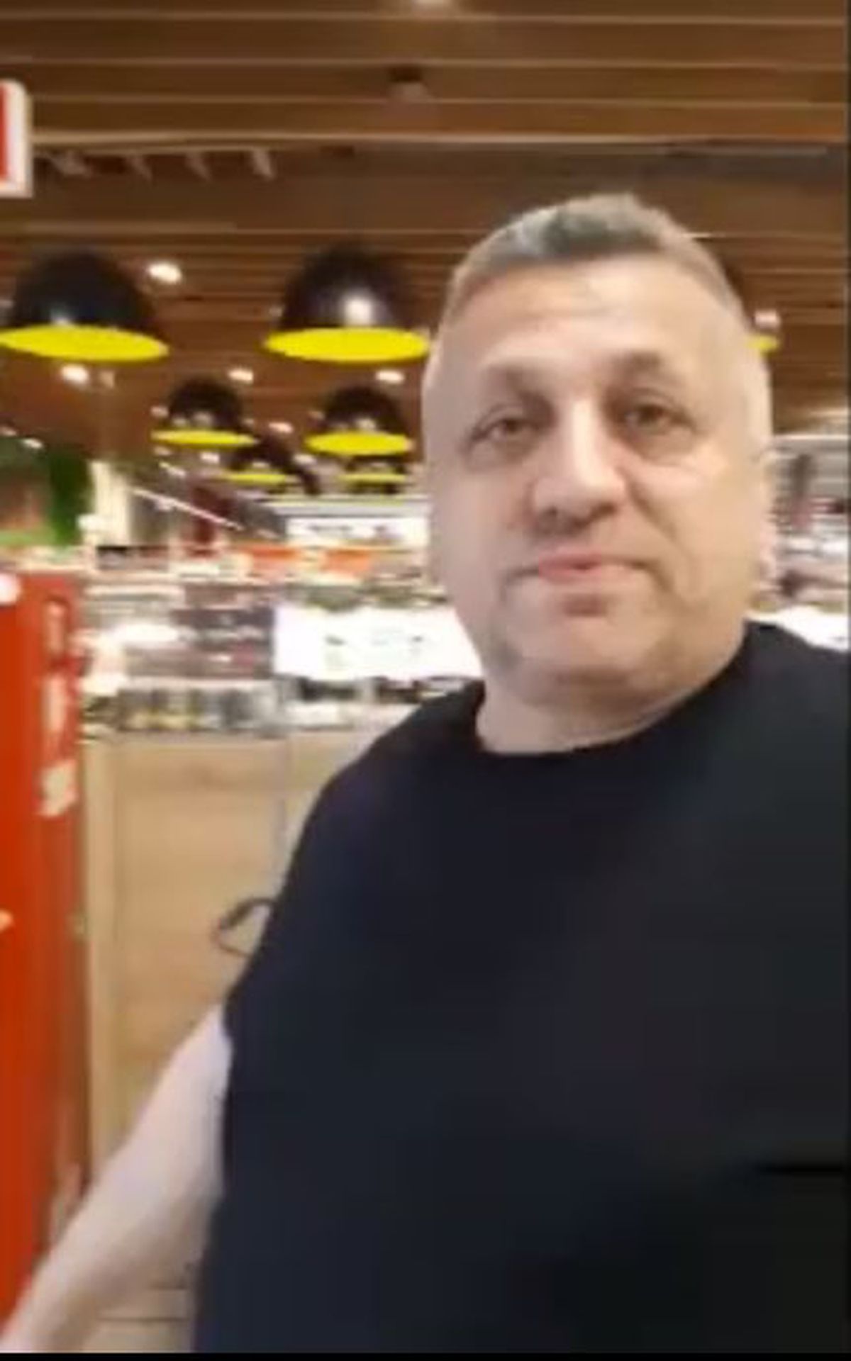 FOTO Incident grav la un hypermarket din București: un agent de pază a scuipat un client, după ce acesta i-a atras atenția că nu poartă mască