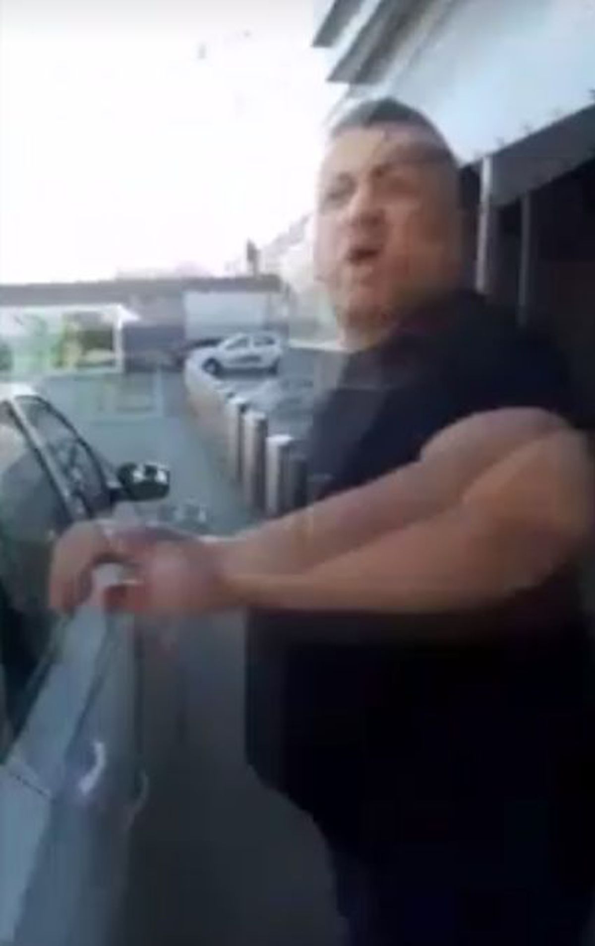 FOTO Incident grav la un hypermarket din București: un agent de pază a scuipat un client, după ce acesta i-a atras atenția că nu poartă mască