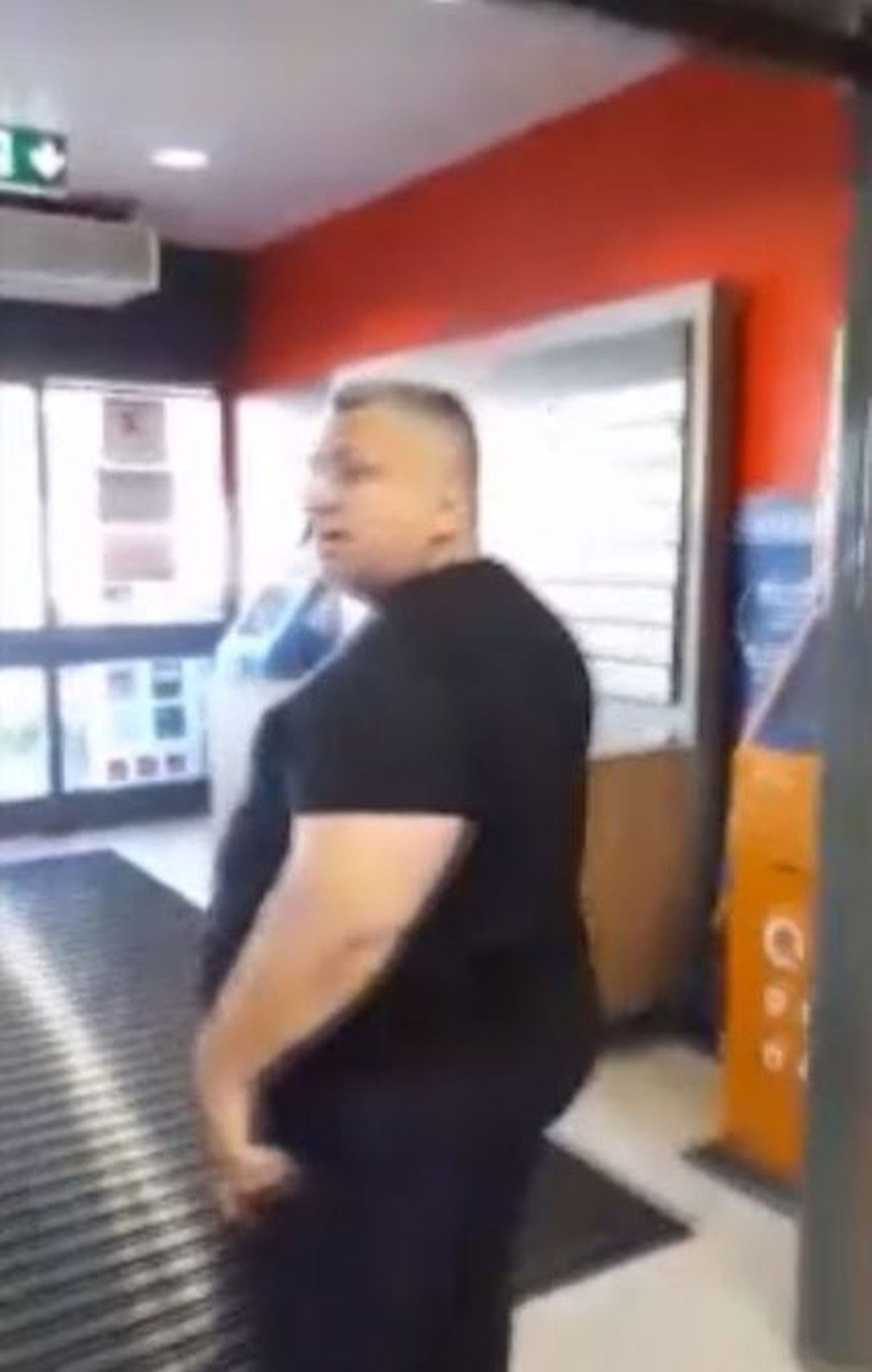 FOTO Incident grav la un hypermarket din București: un agent de pază a scuipat un client, după ce acesta i-a atras atenția că nu poartă mască