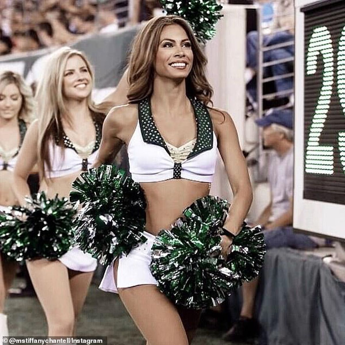 VIDEO O majoretă din NFL a făcut un spectacol fabulos la propria nuntă » Dans sexy cu prietenele pe melodia lui Beyonce