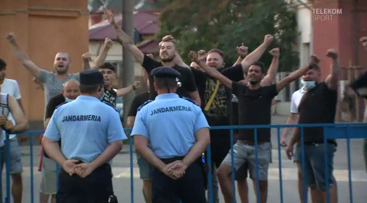 Petrolul - Argeș 1-2. FOTO Laurențiu Marinescu, aproape de bătaie cu fanii ploieșteni! Ce s-a întâmplat imediat după meci