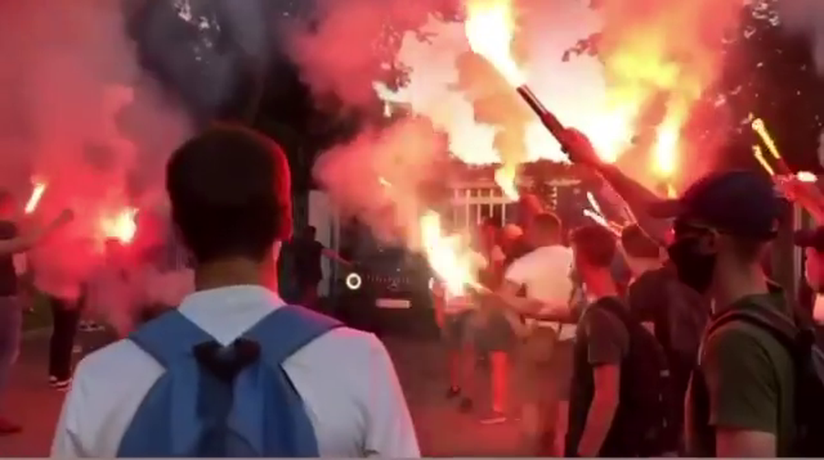 Mircea Lucescu, înjurat de fanii lui Dinamo Kiev, care au protestat cu torțe » Declarația antrenorului: „Rămân!”