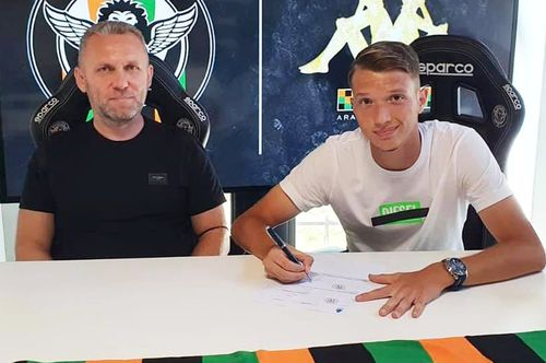 Luca Popa a semnat cu Venezia. În stânga, impresarul său, Cătălin Sărmășan // foto: Facebook @ Catalin Sarmasan