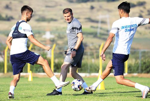 Laszlo Balint supraveghează antrenamentul Craiovei // foto: Facebook @ Universitatea Craiova