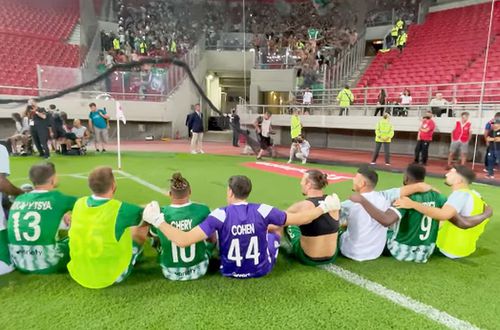 Jucătorii au sărbătorit victoria pe gazon, alături de fanii care au făcut deplasarea // foto: captură video Maccabi Haifa FC