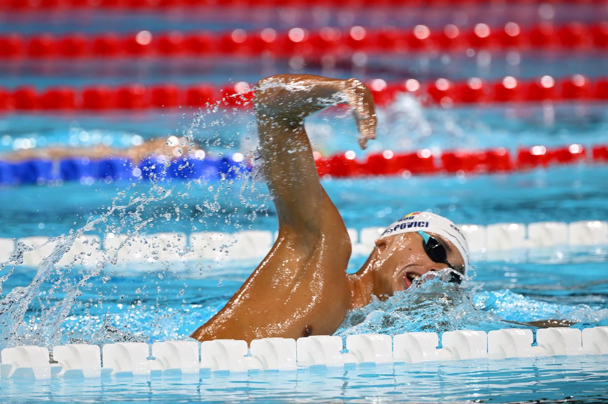 David Popovici, încălzire sub ochii lui Michael Phelps