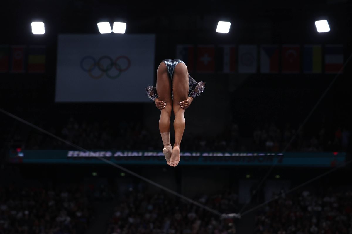 Simone Biles, în timpul calificărilor de gimnastică de la JO