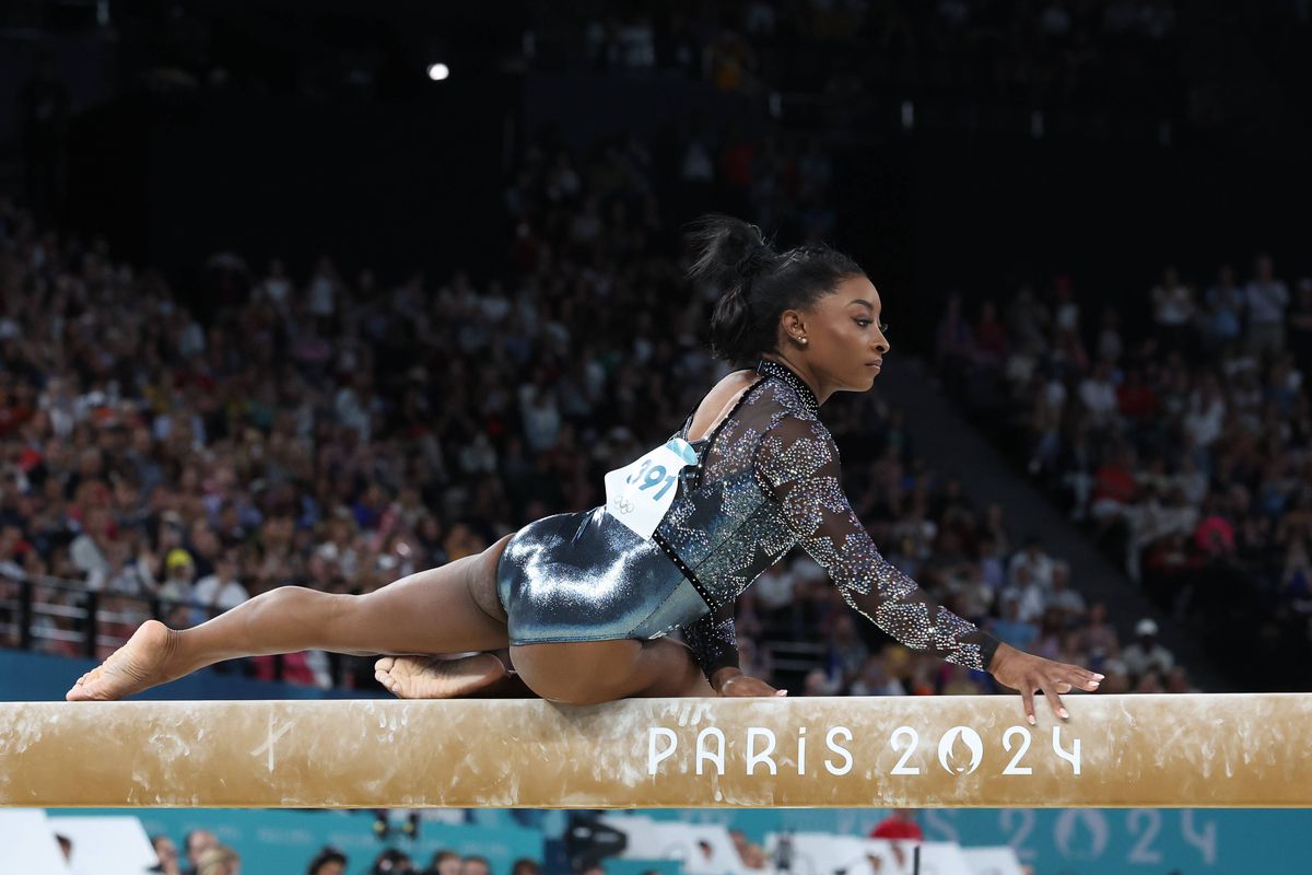 Simone Biles, în timpul calificărilor de gimnastică de la JO