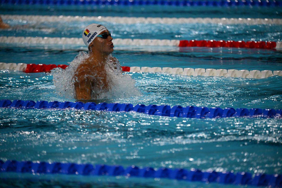 David Popovici, încălzire sub ochii lui Michael Phelps