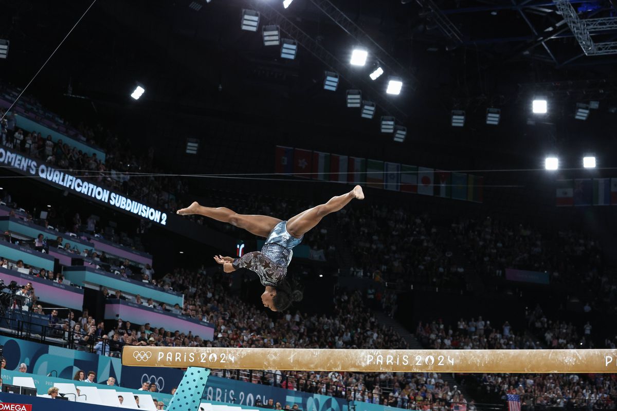 Simone Biles, în timpul calificărilor de gimnastică de la JO