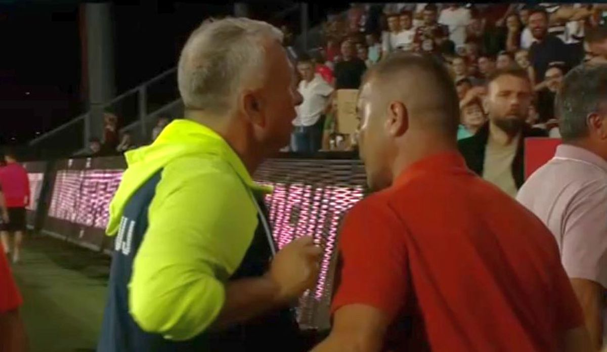 Dan Petrescu a depășit orice limită » Ieșire scandaloasă la adresa arbitrilor din CFR Cluj - Universitatea Craiova! Oprit cu greu de colaboratori