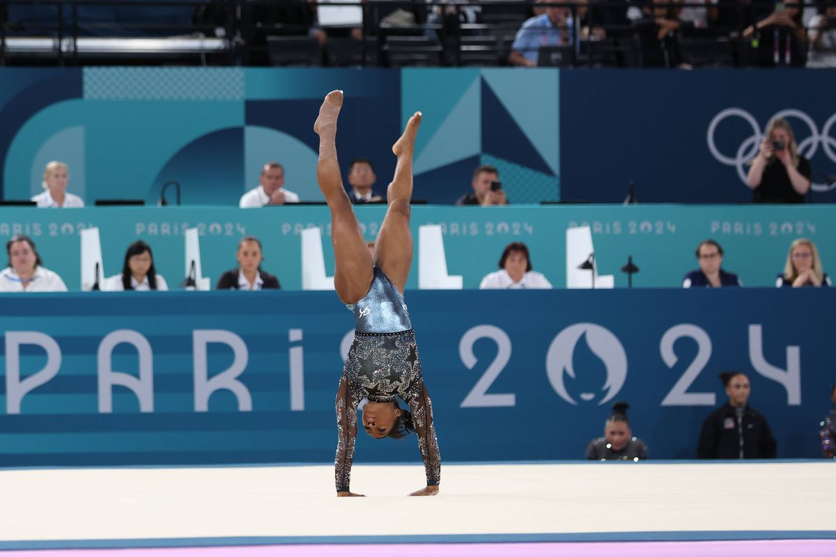 Simone Biles, în timpul calificărilor de gimnastică de la JO