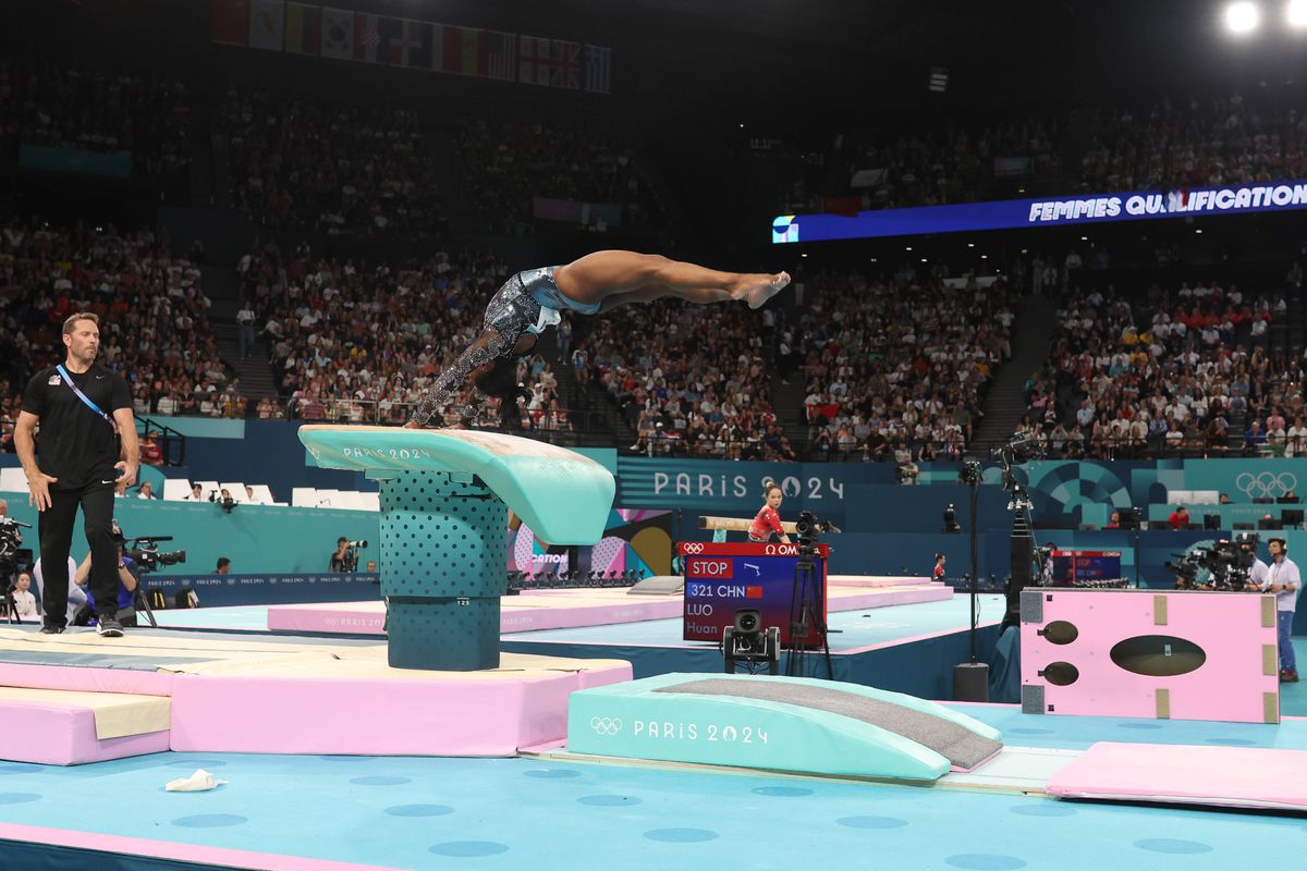 Simone Biles, în timpul calificărilor de gimnastică de la JO