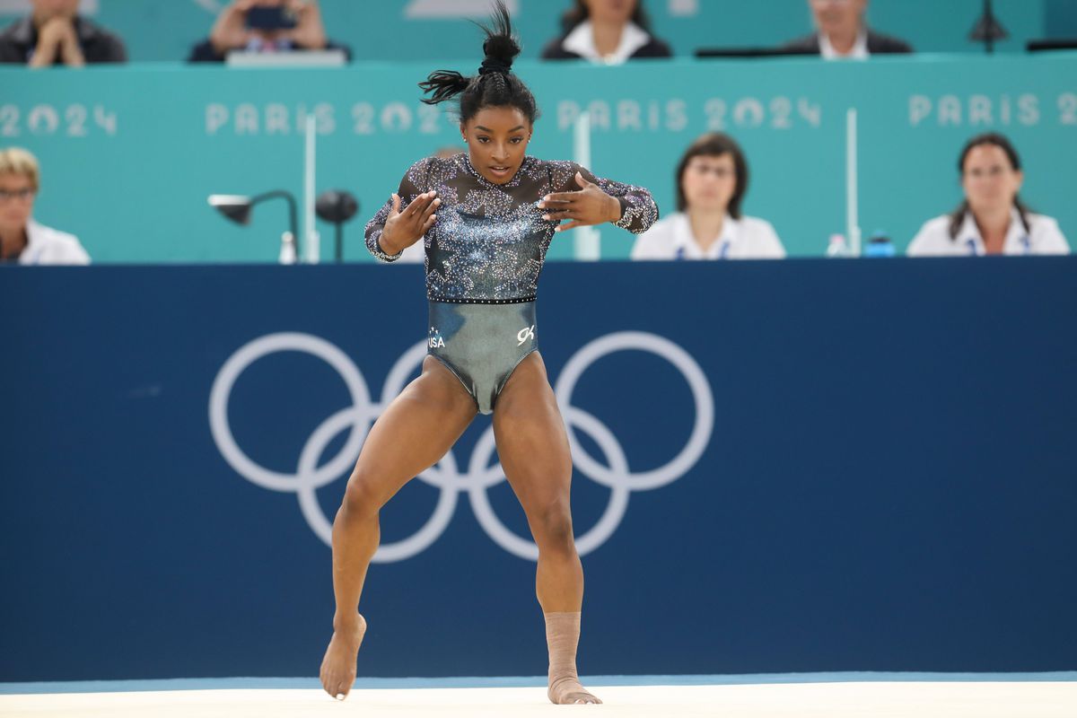 Simone Biles, în timpul calificărilor de gimnastică de la JO