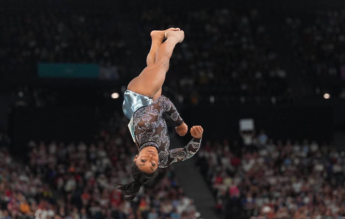 Simone Biles, în timpul calificărilor de gimnastică de la JO