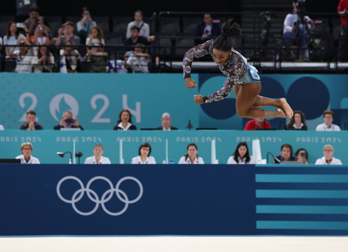 Simone Biles, în timpul calificărilor de gimnastică de la JO