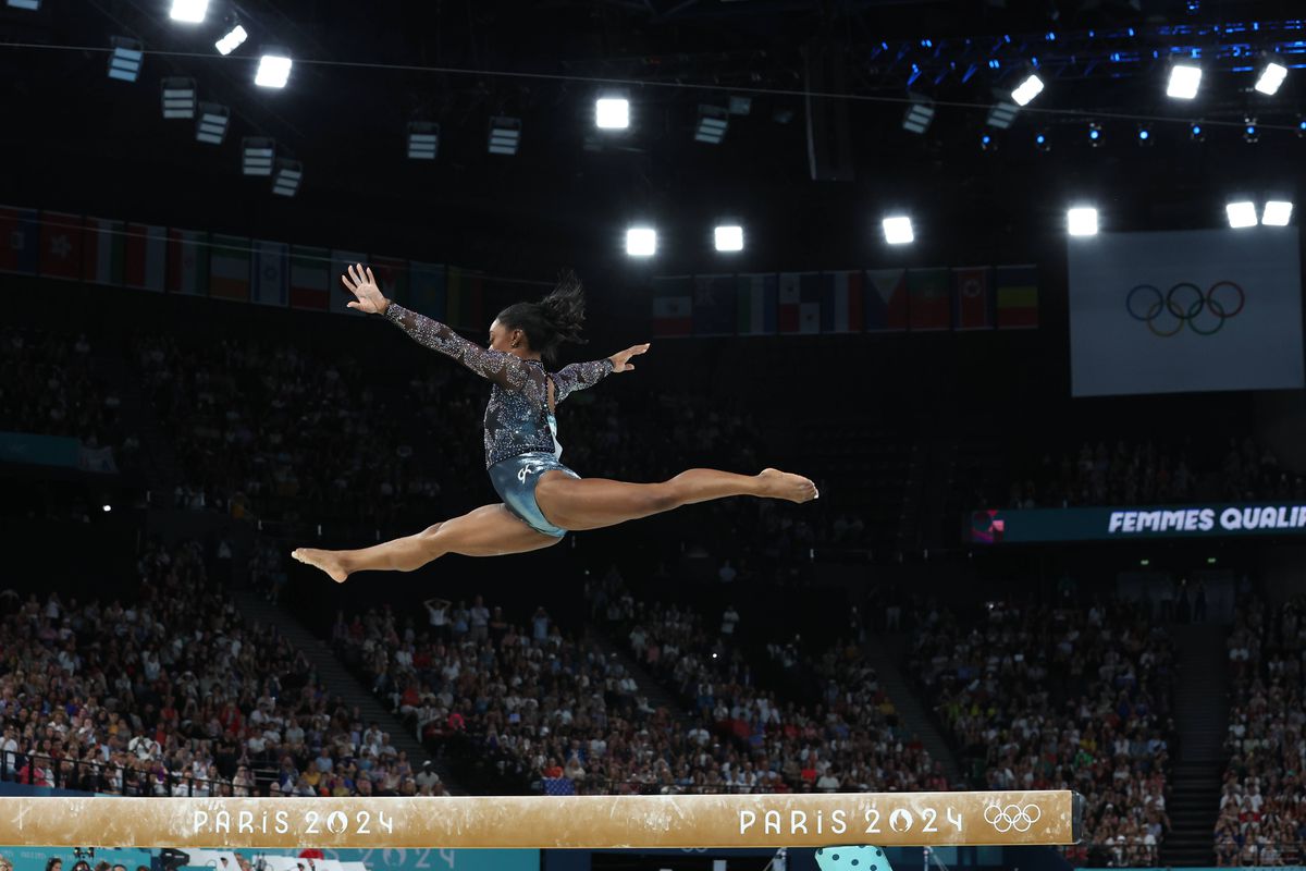 Simone Biles, în timpul calificărilor de gimnastică de la JO