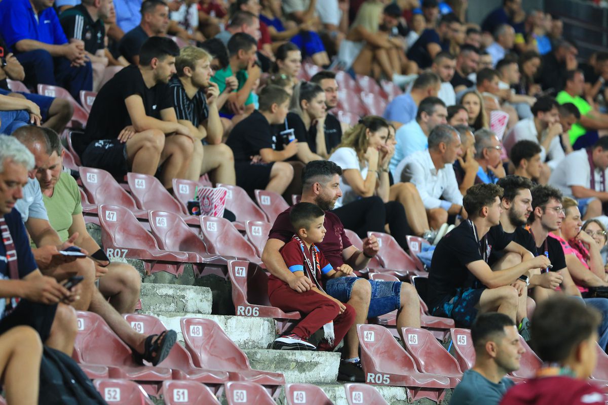 10 detalii observate de pe stadion la CFR Cluj - Universitatea Craiova » Înjurat fără oprire și decizia de ultimă oră a lui Dan Petrescu